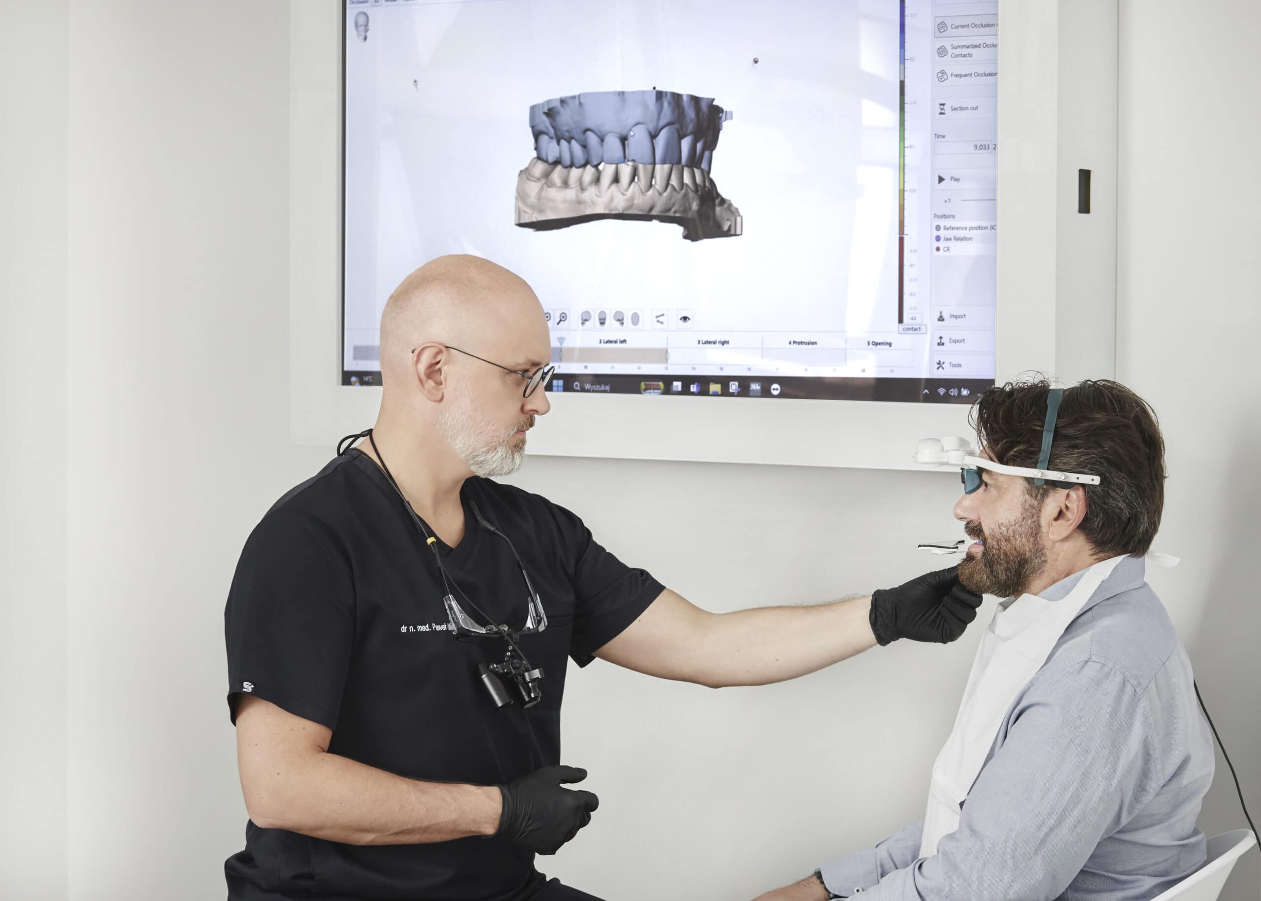 lekarz Niewada Clinic badający pacjenta i jego stawy skroniowo żuchwowe za pomocą Zebris